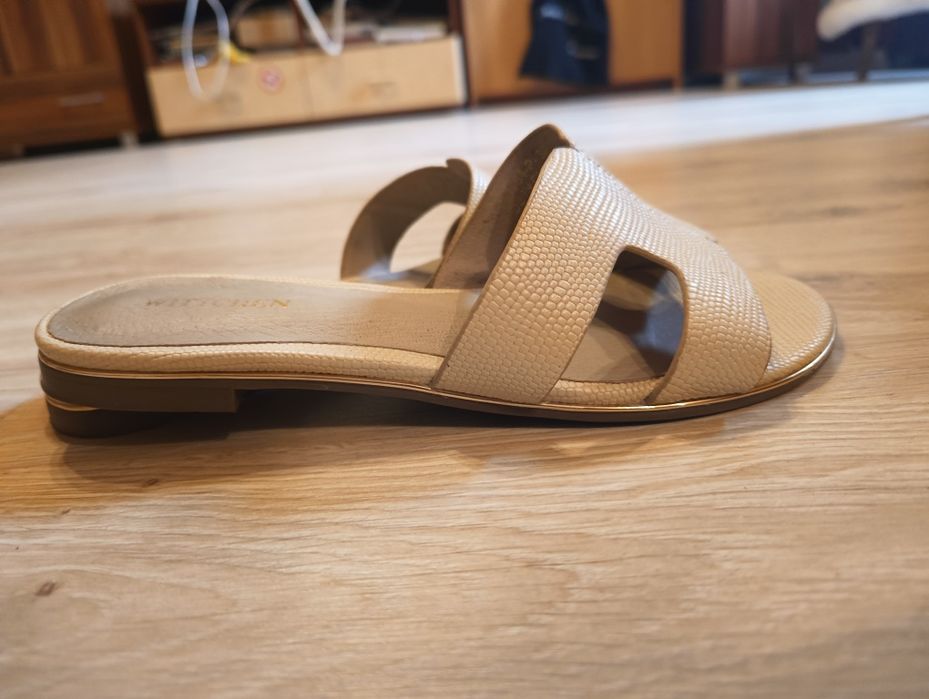 Beżowe klapki Wittchen