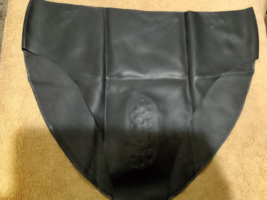 Latexowe majtki damskie z wypustkami.