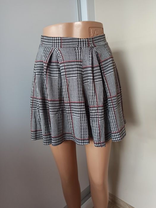 Krótka rozkloszowana spódniczka rozm. S