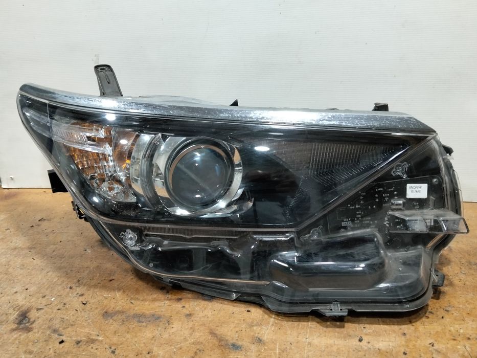 Farol Toyota Auris ótica original 2015