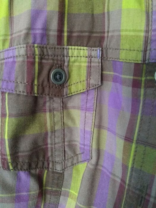 Camisa branca e de xadrez