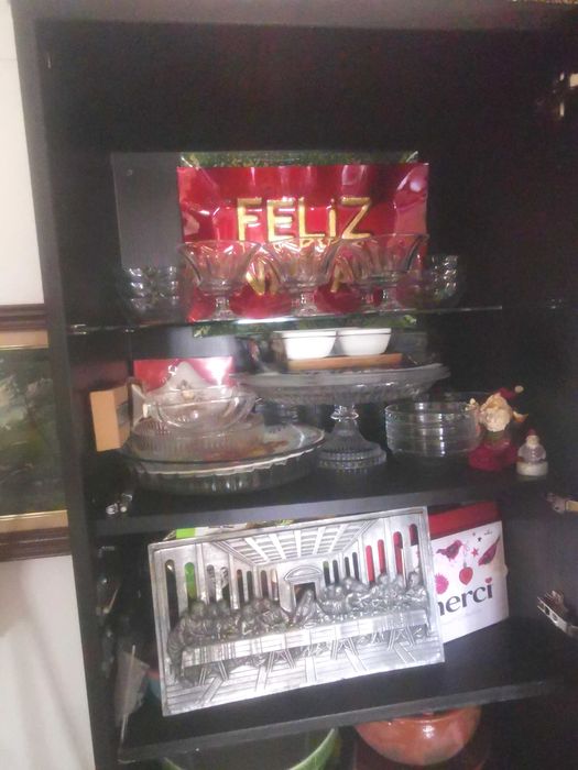 Móvel de sala com bastante arrumação,da para colocar porta de vidro,alterar altura das prateleiras, colocar gavetas bastante versátil.