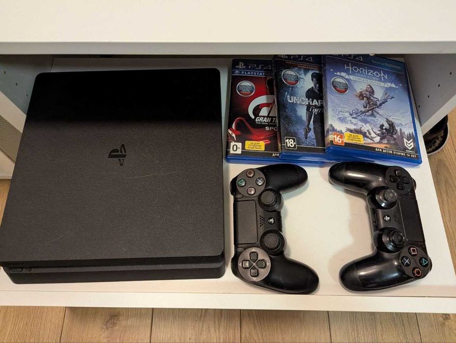 PS4 Slim 500 Gb, 2 Pady