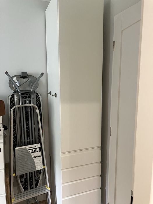 Szafka typu słupek biala w stylu ikea z szufladymi