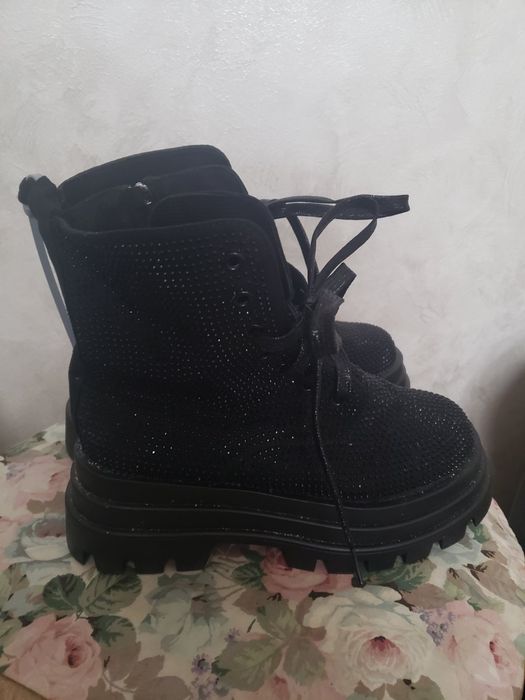 Продам ботинки нові