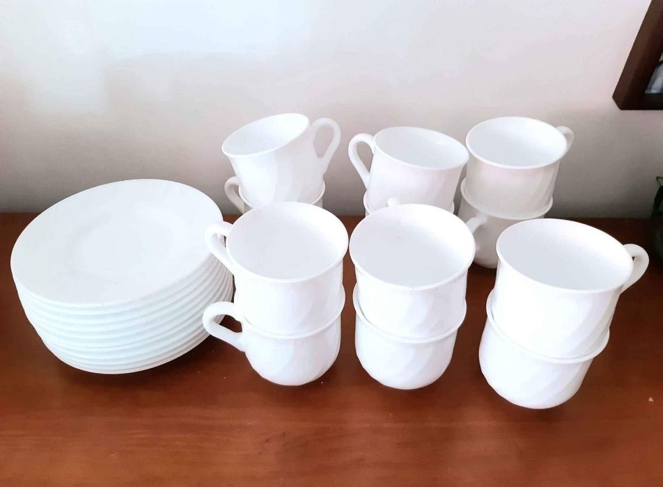 Serviço branco de mesa + serviço de chá, em ceramica vidrada
Ver descr64862087401858122