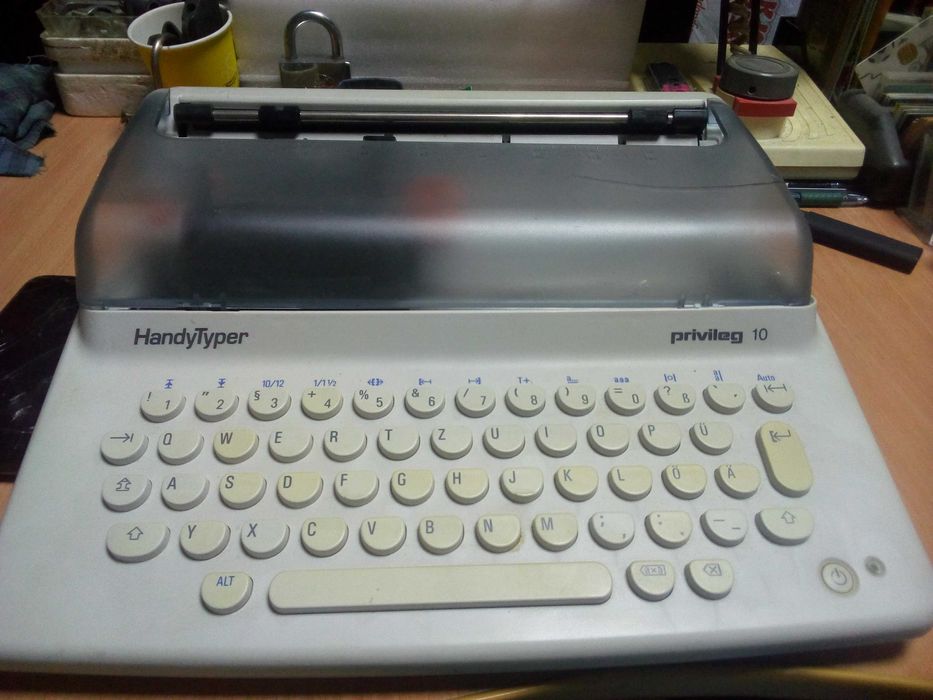 Электрическая пишущая машинка