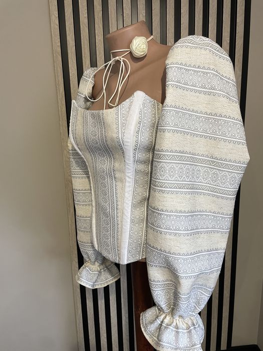 Корсет з вишивкою і рукавами