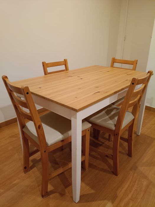 Mesa de jantar e cadeiras