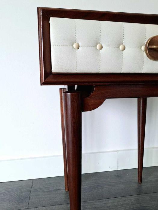 Mesa de cabeceira vintage. Vintage bedside table