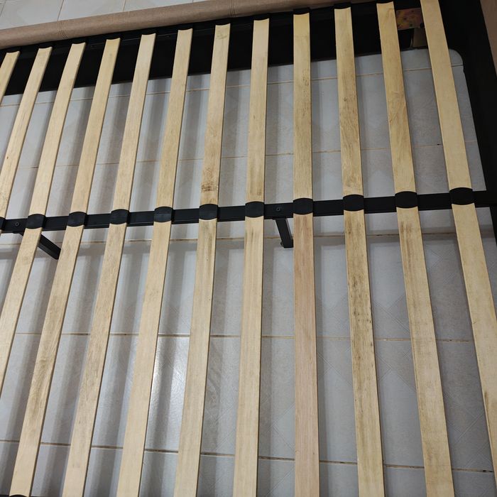 Estrutura de cama com estrado e cabeceira