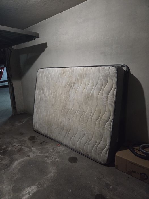 Sofá  e colchão ofereço