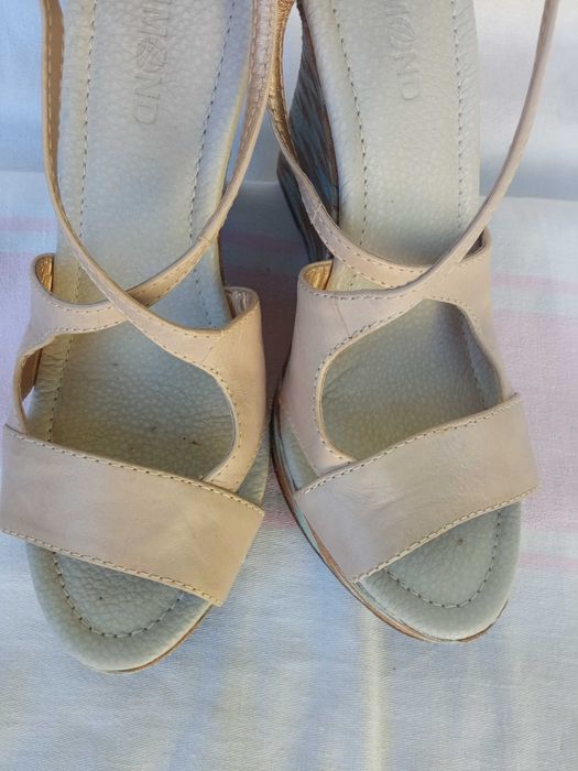 Босоніжки жіночі на танкетці