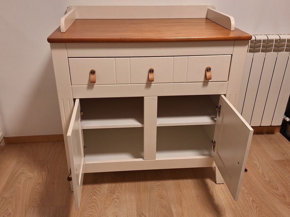 Cómoda ou fraldario em madeira maciça com arrumação