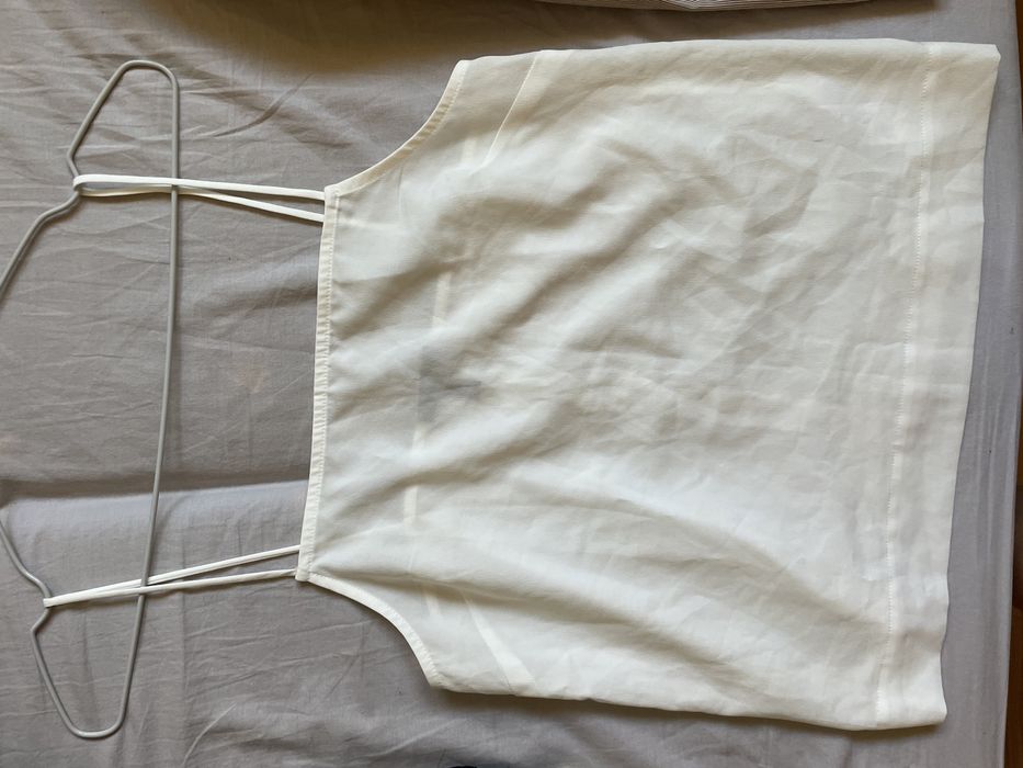 Biały crop top na ramiączkach