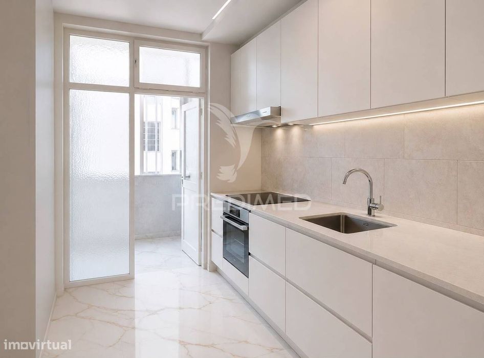 Apartamento T2 em Fase de Renovação no Centro do Funchal - Ilha da...