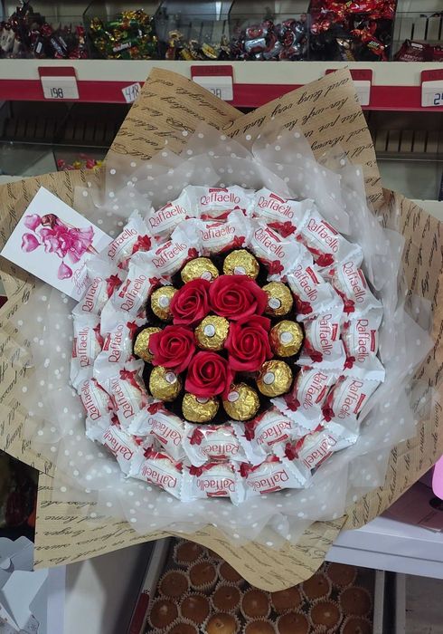 Подарункові бокси з цукерками та букети з цукерками