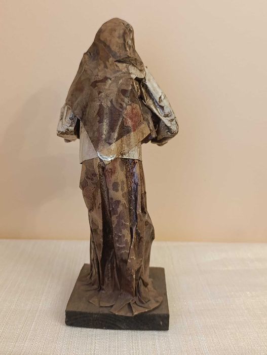 Figura de artesanato mulher em papel maché com cesta de bananas