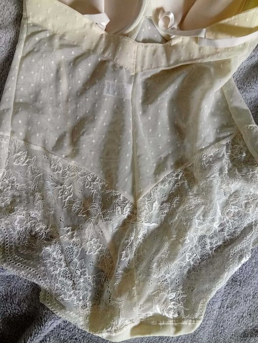Delikatnie modelujące body koronkowe