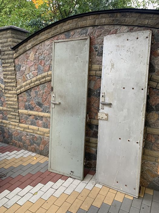 Продам железные вагонные двери размером шириной 58см и высота 1.95м