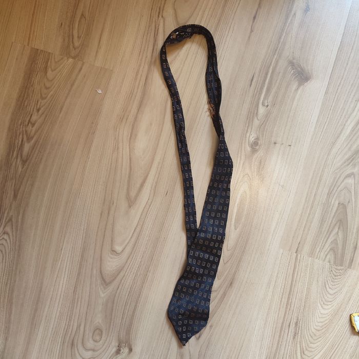 Granatowy vintage krawat 
Stan dobry, lekkie rozprucie u góry - widać