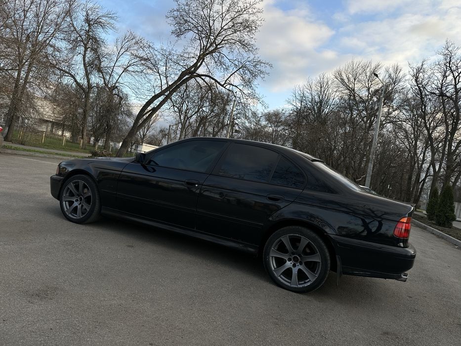 Черная BMW E39 ГАЗ Бензин