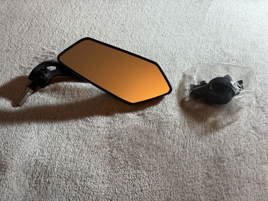 Lusterko wsteczne. Rower, hulajnoga