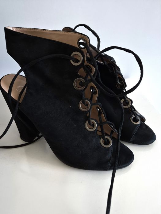 Buty botki odkryte palce