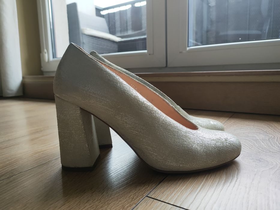 Skórzane czółenka na słupku, stabilne