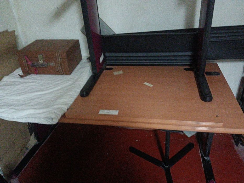 Secretária de escritório. Para levantar no local