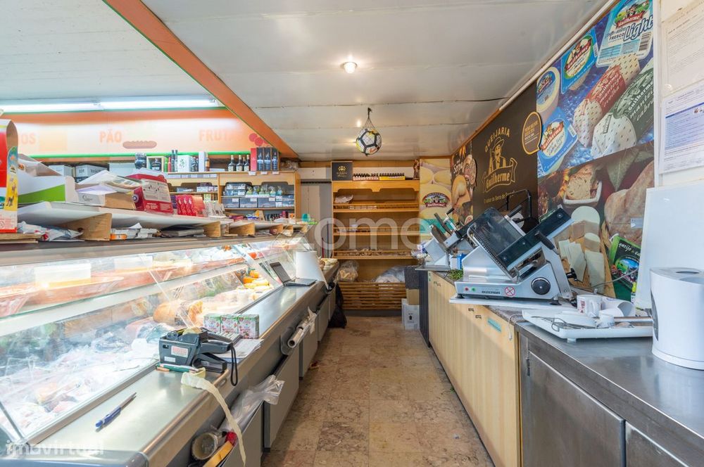 Minimercado p/ trespasse - no Mercado de Rio de Mouro