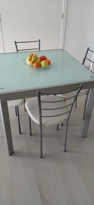mesa de jantar extensível / com 4 cadeiras
