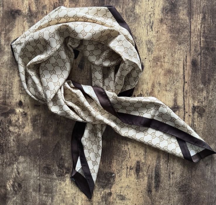 Chusta jedwabna jedwab wzór 90x90 beżowa Gucci szal apaszka