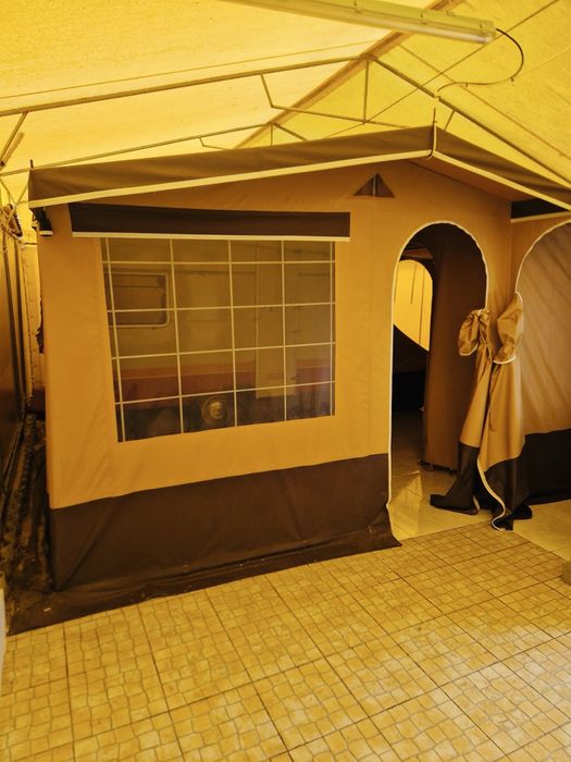 Avancado com 2 portas com cozinha agarrada