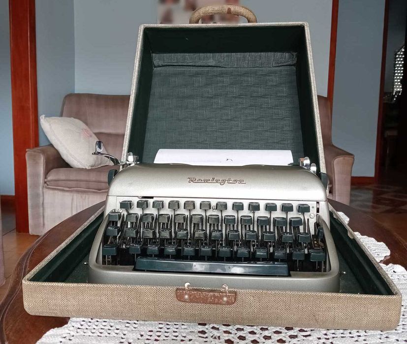 MQE_001 | Máquina de Escrever | Remington Quiet-Riter | Antiguidade