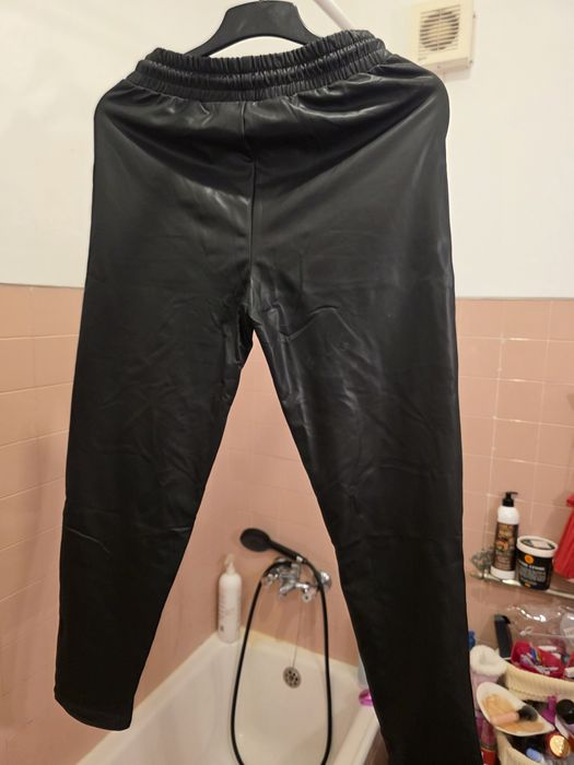 2 pares de calças, cor preta, Ecopele,  novas de mulher, por estrear,