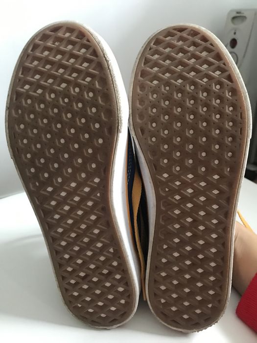 Vans azuis e laranja