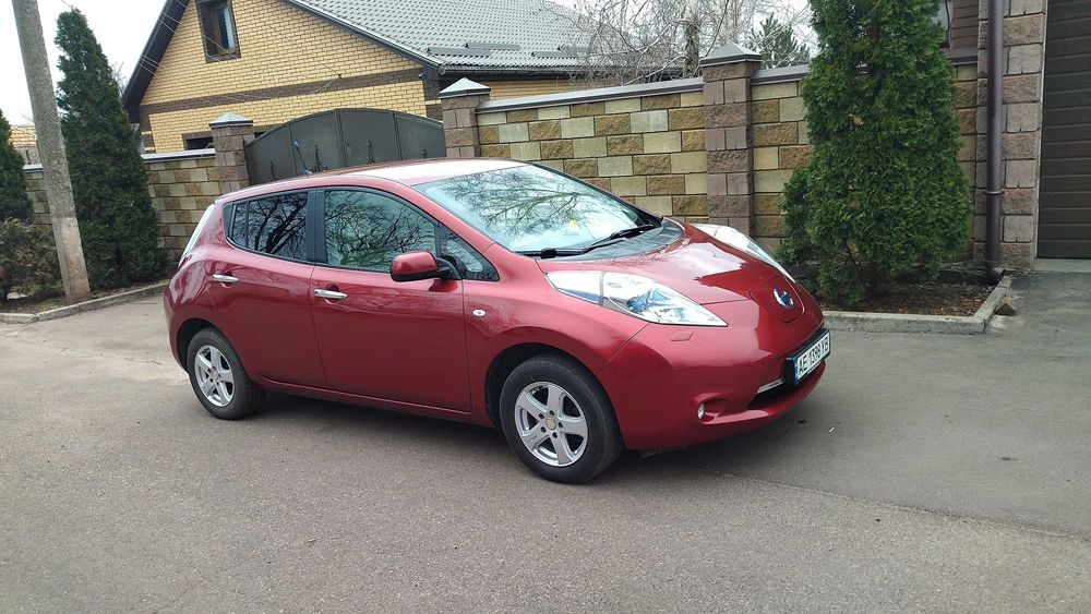 Електромобіль Nissan leaf