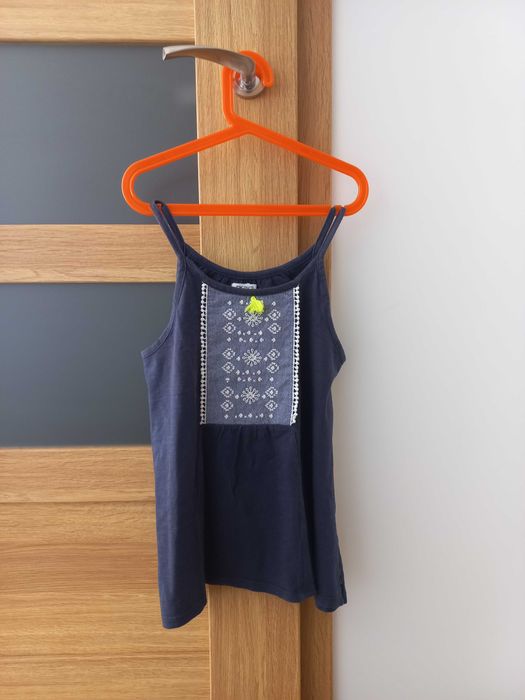 Granatowa bluzka z haftem na ramiączkach Okaïdi 158