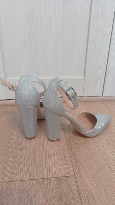 Srebrne czółenka Vices