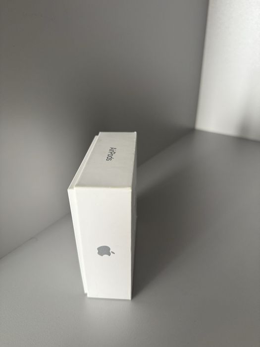 AirPods with Charging Case оригінальні навушники apple повний комплект