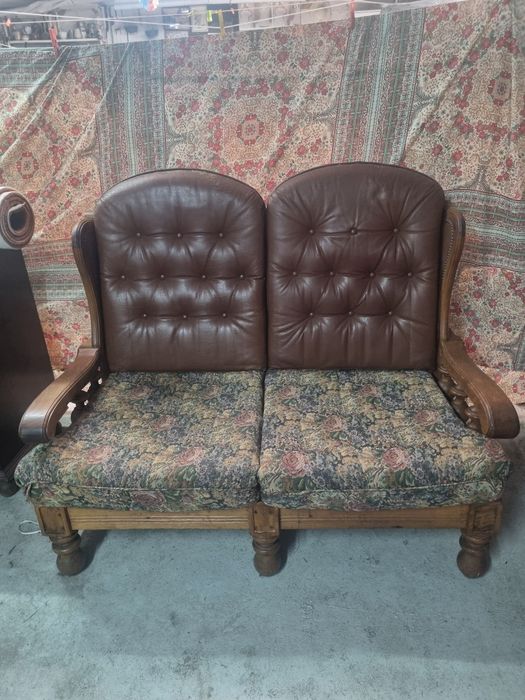 Sofá 2 lugares em madeira e couro