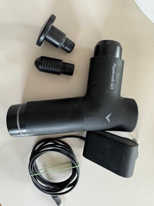 Hyperice Hypervolt GO pistolet do masażu + ładowarka i 2 końcówki