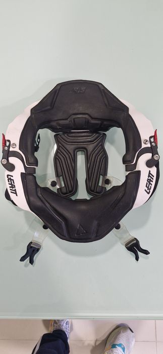 Proteção cervical (neck brace) Leatt 4.5