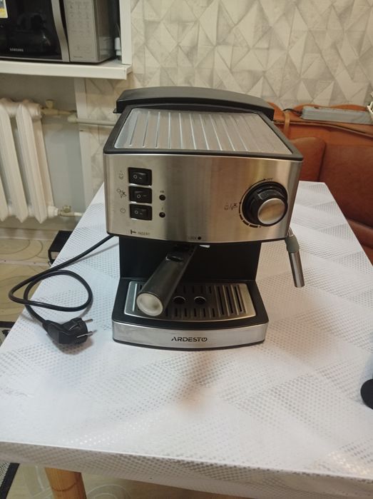 Продам рожкову кофеварку Ардесто