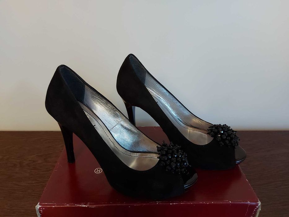 Czarne zamszowe szpilki open toe