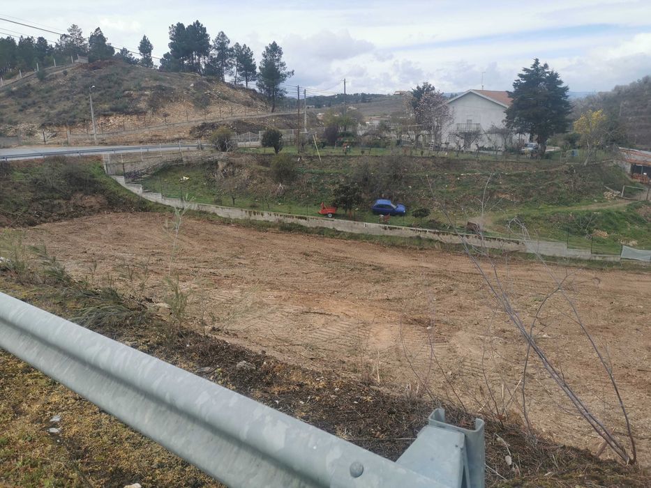 Terreno para utilização agrícola e com viabilidade de construção