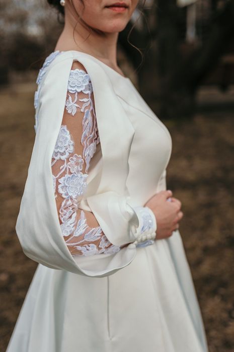 Атласна весільна сукня