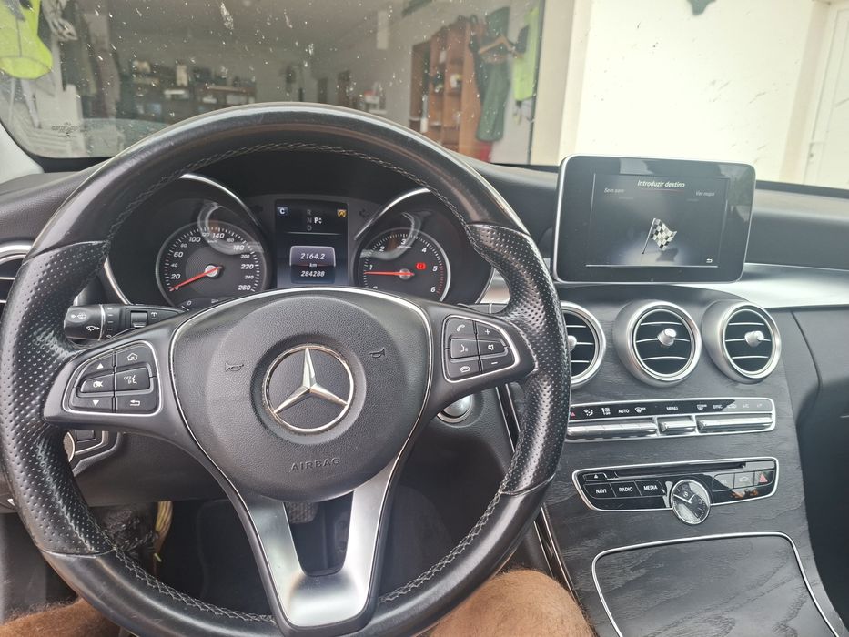 Carrinha Mercedes 220 d, em bom estado.