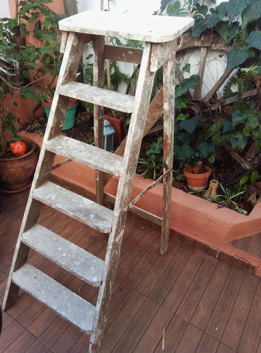 Escadote de madeira antigo